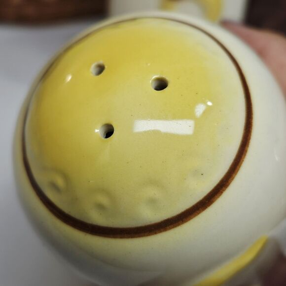 Vtg Hull Ceramic Yellow Daisy Sunflower Petals / Banana Salt & Pepper Shaker Set - Picture 7 of 10